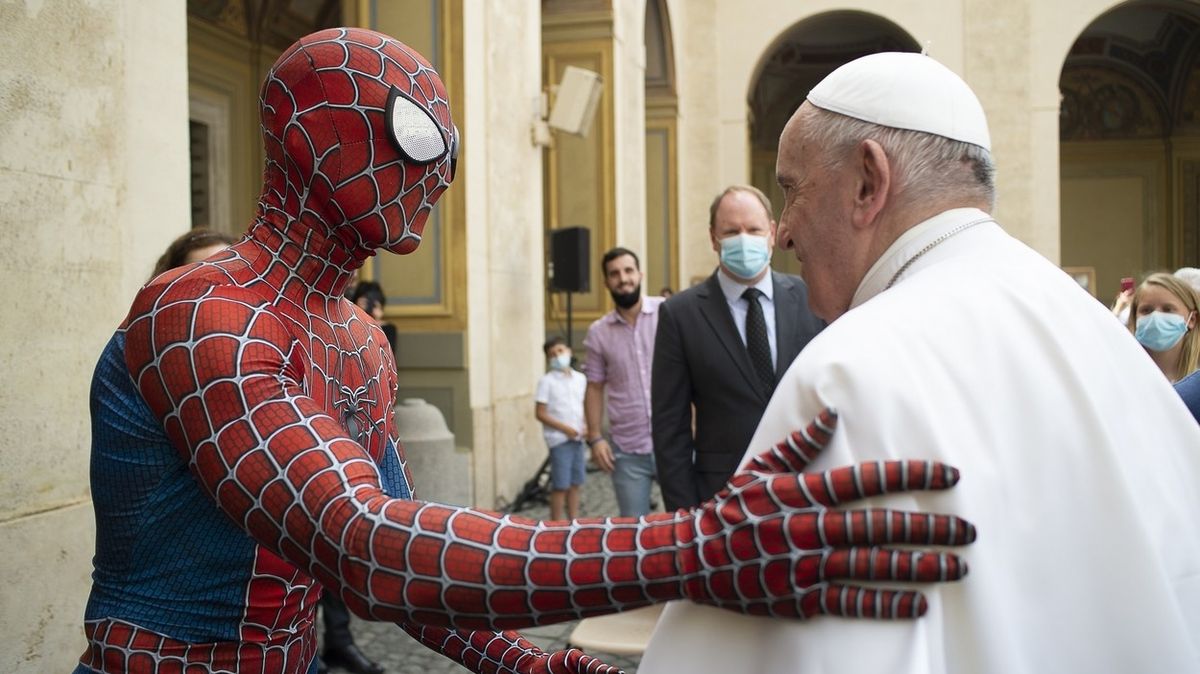 Papežovu generální audienci nerušeně sledoval Spider-Man